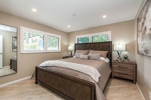 4 bedrooms, desk, iron/ironing board, travel crib - Newly Renovated, Beach Close, Pet Friendly, Modern Luxury Retreat (Naples)