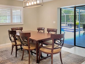 Dining - Newly Renovated, Beach Close, Pet Friendly, Modern Luxury Retreat (Naples)