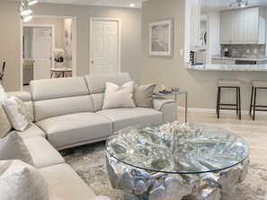 Smart TV, books, printers - Newly Renovated, Beach Close, Pet Friendly, Modern Luxury Retreat (Naples)