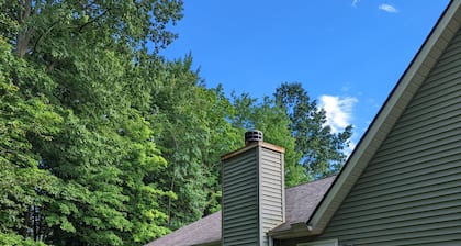 Cozy 2 bedroom on 25 wooded acres. 15 Minutes from Geneva on the lake