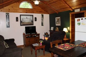 Een televisie, een open haard en een dvd-speler