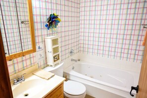Bathtub - Lazy Lane Cabins - Hemlock (South Bloomingville)