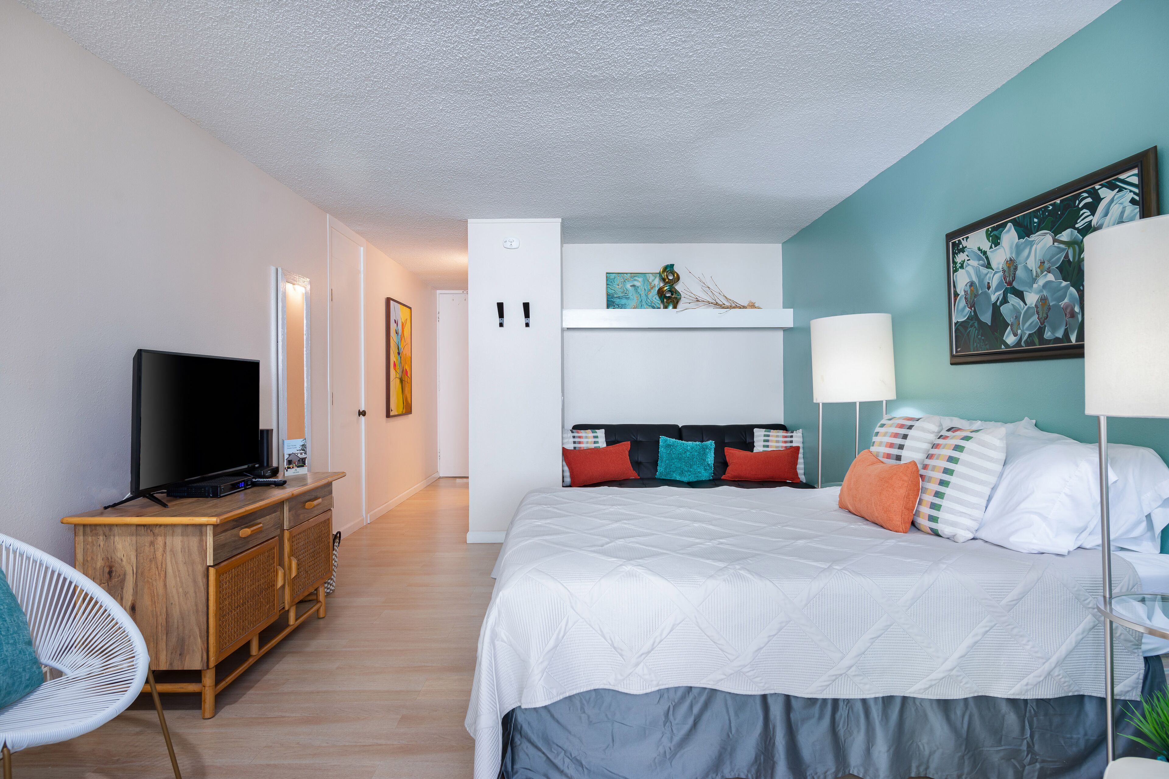 Clean & comfortable studio in the heart of Kailua Kona with pool, hot tub & AC