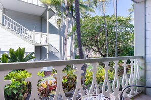 Property grounds - Clean & comfortable studio in the heart of Kailua Kona with pool, hot tub & AC (Kailua-Kona)