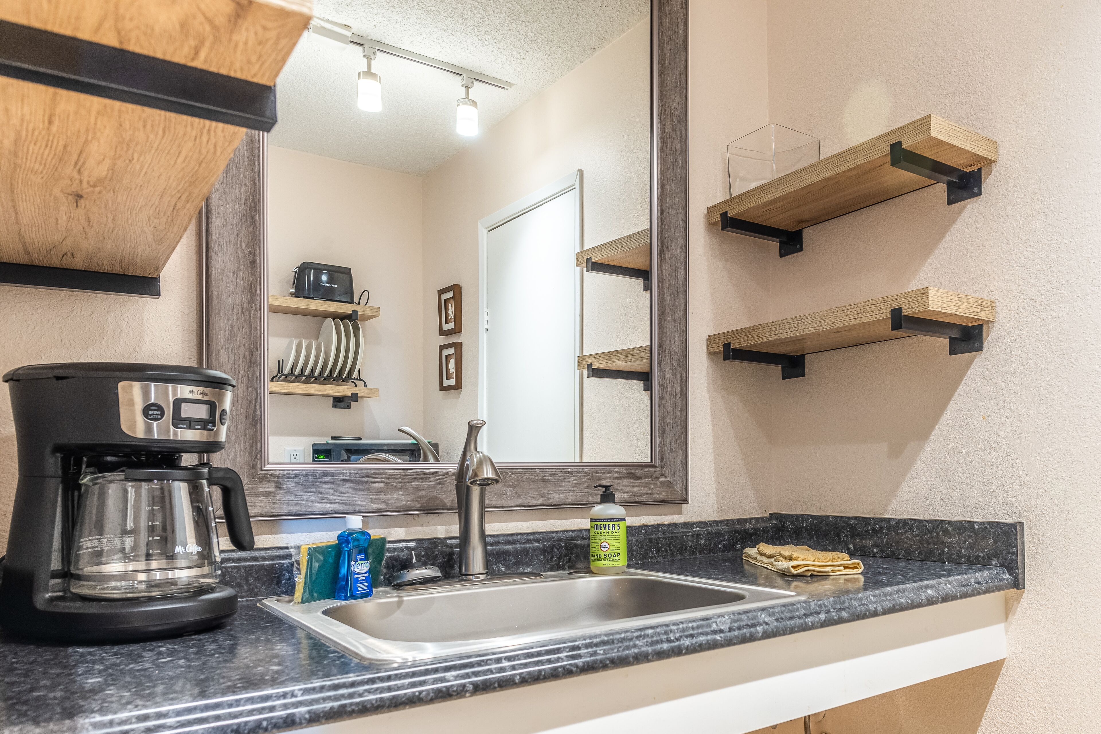 Microondas, cafetera y tetera y utensilios de cocina 