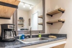 Mikrowelle, Wasserkocher mit Kaffee-/Teezubehör