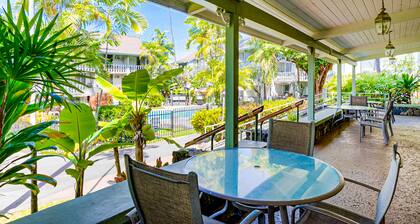 Clean & comfortable studio in the heart of Kailua Kona with pool, hot tub & AC