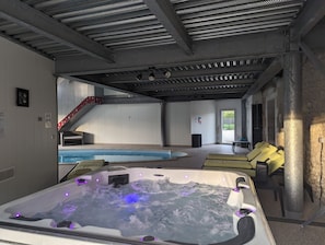 Indoor pool, a heated pool - Gîte *** L'Aérostier 5 p, bright and comfortable (Saint-Georges-sur-Cher)