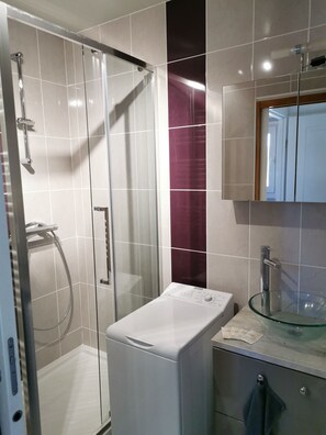 Douche, articles de toilette écologiques, sÚche-cheveux, papier toilette