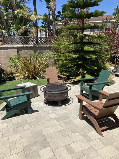 Updated Mid-Century beach house --10 minute walk to the beach