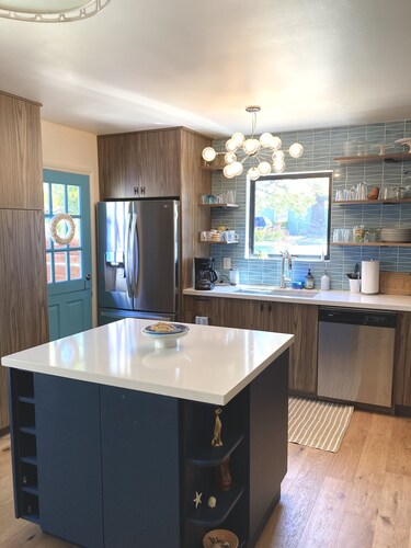 Updated Mid-Century beach house --10 minute walk to the beach