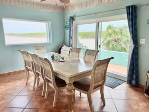 Dining - Ocean Breeze, steps to the beach! Generator, Starlink internet, filtered water. (North Palmetto Point)