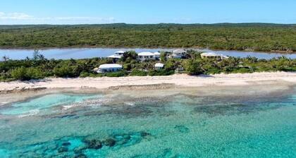 Ocean Breeze, steps to the beach! Generator, Starlink internet, filtered water.