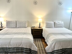 2 slaapkamers, een bureau, een strijkplank/strijkijzer, wifi