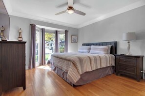 2 bedrooms, iron/ironing board, travel cot, free WiFi - MiDCENTURY MaNOR-Hot Tub & 5 Blocks to Town Center (Paso Robles)