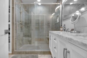 Dusche, Haartrockner, Handtücher, Seife