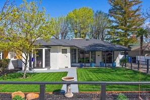 Exterior - MiDCENTURY MaNOR-Hot Tub & 5 Blocks to Town Center (Paso Robles)