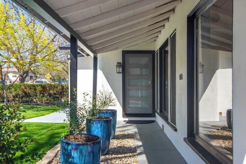 MiDCENTURY MaNOR-Hot Tub & 5 Blocks to Town Center