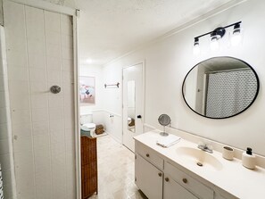 Tina con regadera, secadora de cabello, toallas, jabón 