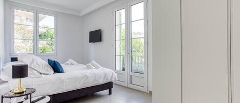 5 عدّة غرف نوم وخزنة داخل الغرفة ومكواة/لوح كي وسرير سفر