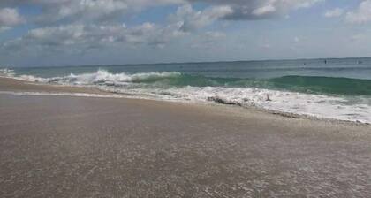 Walk to Beach & Atlantic Ave! + Free Beach Setup