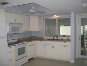 Refrigerador, microondas, horno, placa de cocina