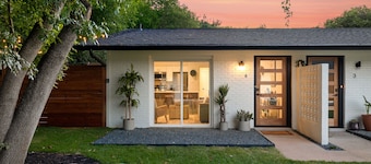 Huge Yard, Putting Green, Hot Tub & King Bed! Walk to Barton Springs/Zilker Park