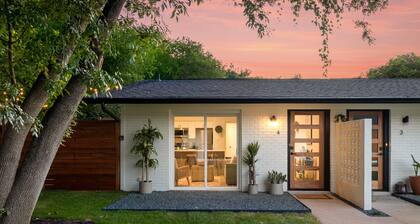 Huge Yard, Putting Green, Hot Tub & King Bed! Walk to Barton Springs/Zilker Park