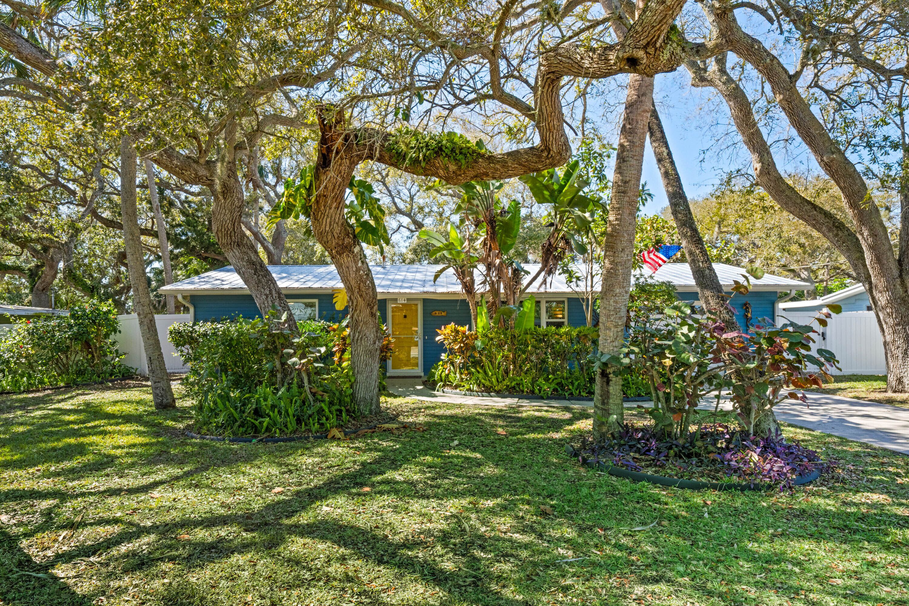 Quaint and cozy beach house with pizazz in New Smyrna!