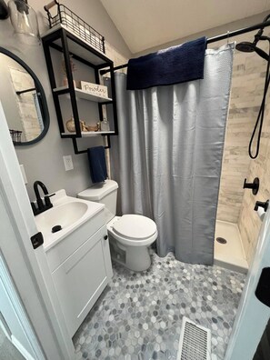 Combined shower/tub, towels, soap, shampoo