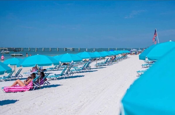 Chaises longues, serviettes de plage