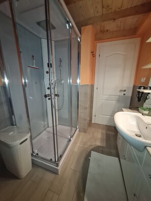 Shower, hair dryer, bidet, towels - MG vacation home (Torre del Lago Puccini)
