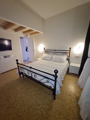 2 Schlafzimmer, Schreibtisch, Bügeleisen/Bügelbrett, kostenloses WLAN