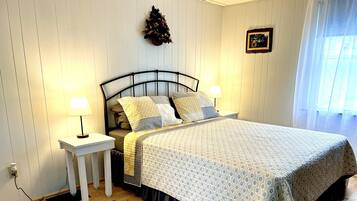 2 chambres, bureau, fer et planche Ă repasser, lit parapluie