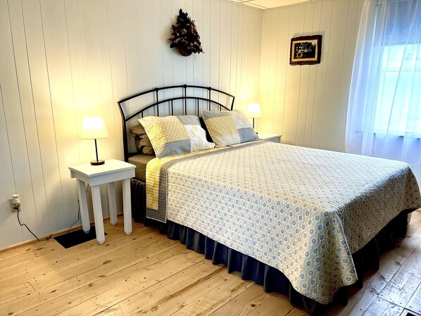 2 makuuhuonetta, työpöytä, silitysrauta/-lauta, vauvan matkasänky