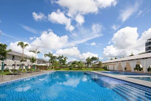 Una piscina al aire libre de temporada