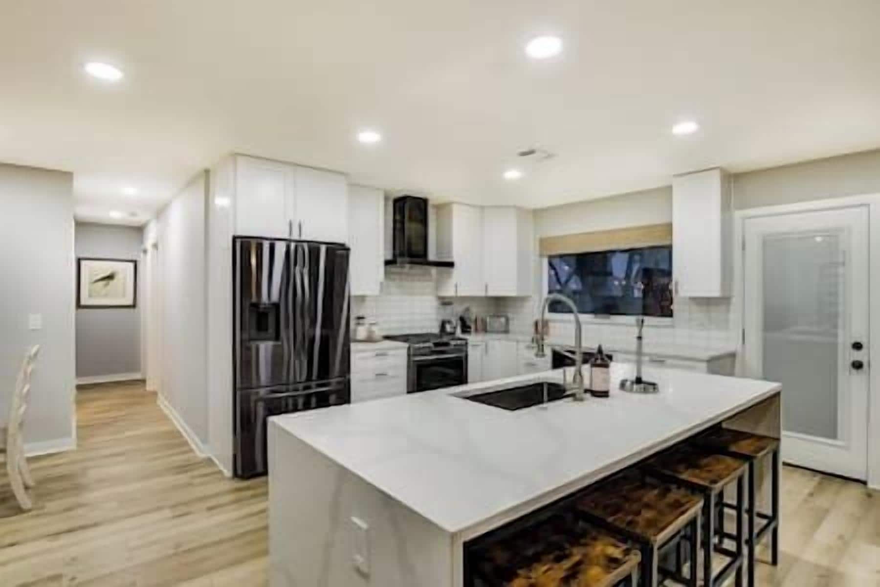 冷蔵庫、電子レンジ、オーブン、コンロ