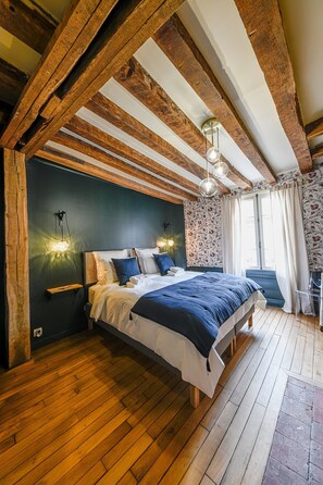 3 bedrooms, desk, soundproofing, iron/ironing board - Maison Simart: cottage in the city center of Troyes (Troyes)