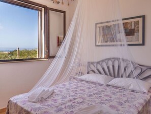 1 bedroom, travel cot, bed sheets