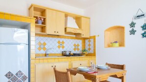 Kühlschrank, Herdplatte, Kochgeschirr/Geschirr/Besteck