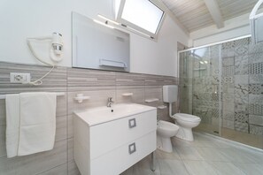 Douche, sèche-cheveux, bidet, serviettes fournies