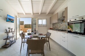 Refrigerador, horno, parrilla de estufa y utensilios de cocina 