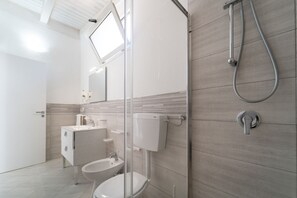 Dusche, Haartrockner, Bidet, Handtücher