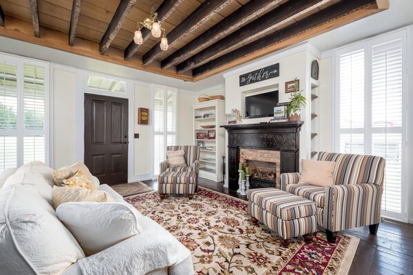 Smart TV - Charming 1-bedroom Pearl Cottage with WiFi in the historic Casey Jones Village (Jackson)