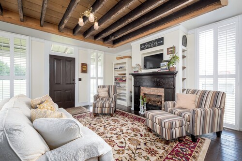 Charming 1-bedroom Pearl Cottage with WiFi in the historic Casey Jones Village