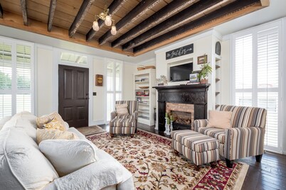 Charming 1-bedroom Pearl Cottage with WiFi in the historic Casey Jones Village