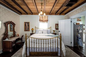 1 bedroom, iron/ironing board, WiFi, bed sheets - Charming 1-bedroom Pearl Cottage with WiFi in the historic Casey Jones Village (Jackson)