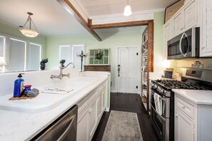 Microwave, oven, stovetop, dishwasher - Charming 1-bedroom Pearl Cottage with WiFi in the historic Casey Jones Village (Jackson)