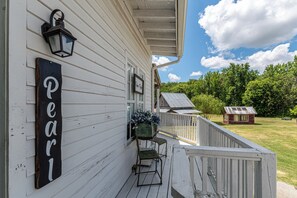 Property grounds - Charming 1-bedroom Pearl Cottage with WiFi in the historic Casey Jones Village (Jackson)