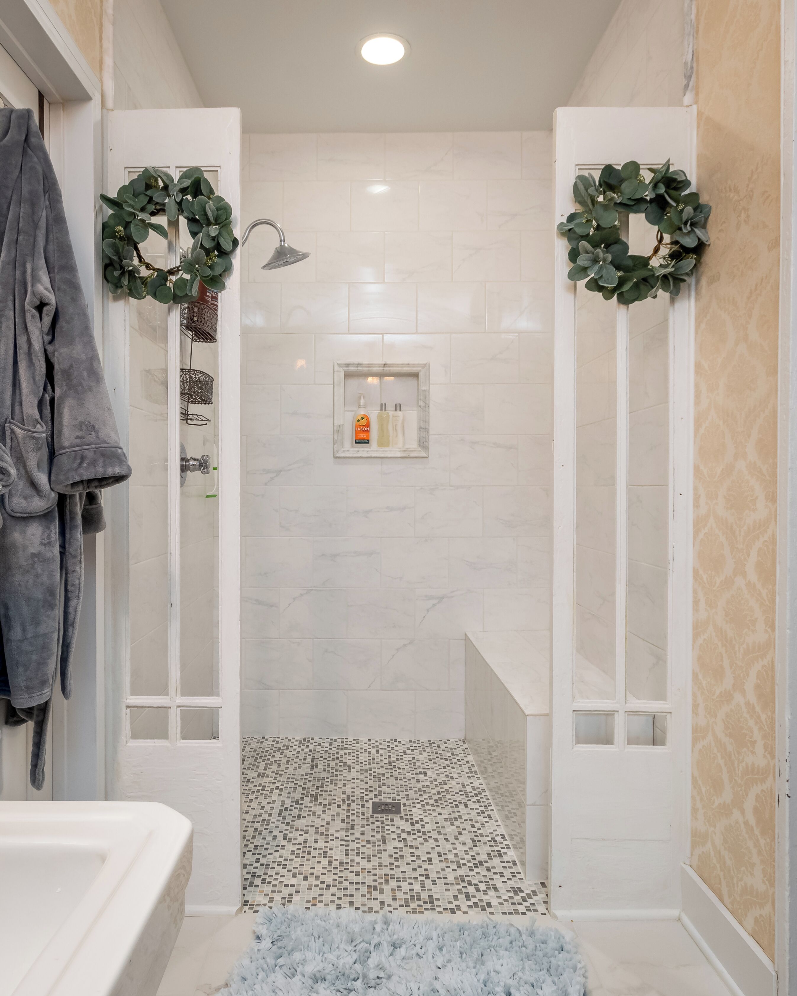 Bathtub, hair dryer, towels, soap